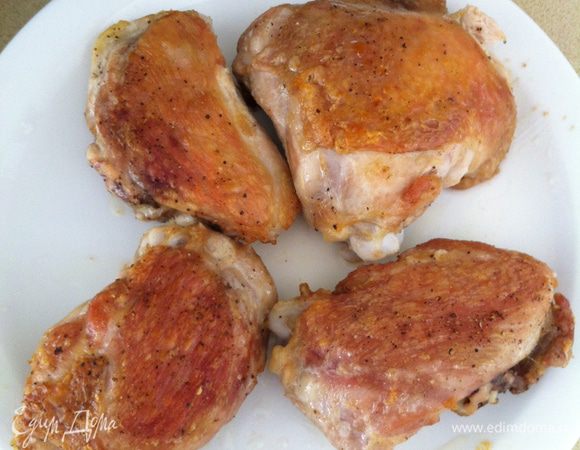 Разогреть духовку на 240 градусов. Приправить курицу солью и перцем. В большой жаростойкой сковороде разогреть масло. Добавить курицу, кожей вниз, и жарить до золотистого цвета 10-15  минут. Переложить на тарелку и слить жир из сковороды. Верните курицу, кожей вверх, в сковороду и  в духовку. Выпекать до готовности, 20 мин. Снова выкладываем курица на тарелку.