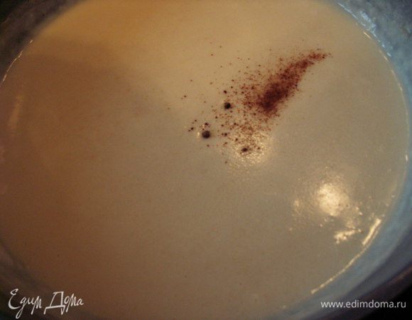 Готовим бешамель: муку обжариваем на сливочном масле до золотистого цвета, наливаем тонкой струйкой горячее молоко и тщательно размешиваем, чтобы не было комков. Варим до загусения ( соус не должен быть слишком густой, т.к. он еще загусеет в духовке),  добавляем мускатный орех и солим.