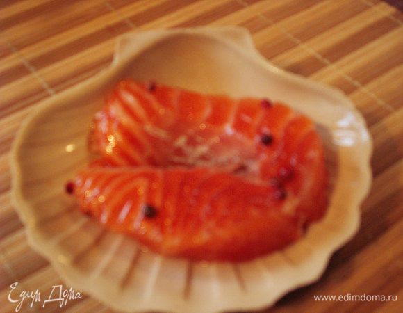 Снимаем кожу с филе и режем на порционные куски. Выкладываем рыбу в форму, смазанную растительным маслом и посыпаем ее розовым перцем.