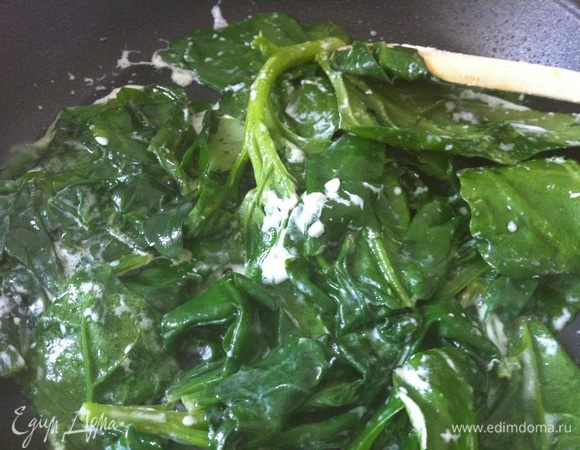 В разогретой  кастрюле смешать сыр  и 1 стакан воды от пасты. Добавить шпинат и дать ему поплыть.