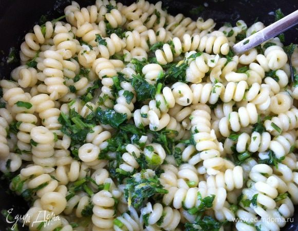 Добавить петрушку, кинзу, лимонную цедру и сок, если необходимо, добавить ещё воды, чтобы создать легкий соус, размешать с пастой и приправить солью и перцем. 