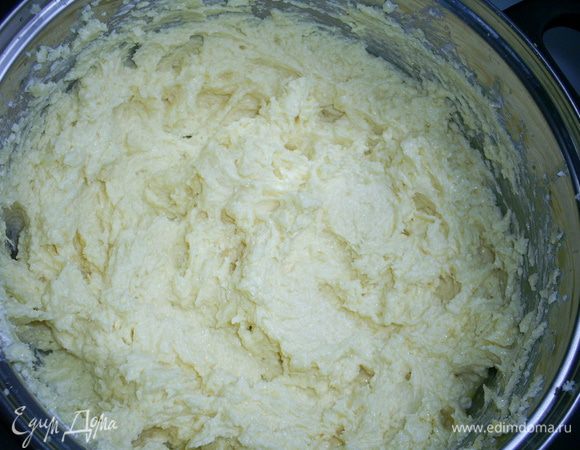 Масло взбиваем с сахаром до кремообразной консистенции. Добиваться растворения сахара совсем не обязательно. Затем добавляем по одному желтки, не прекращая взбивать, в конце взбивания добавляем сок и цедру лимона. Мы должны получить пышную массу, похожую на крем.