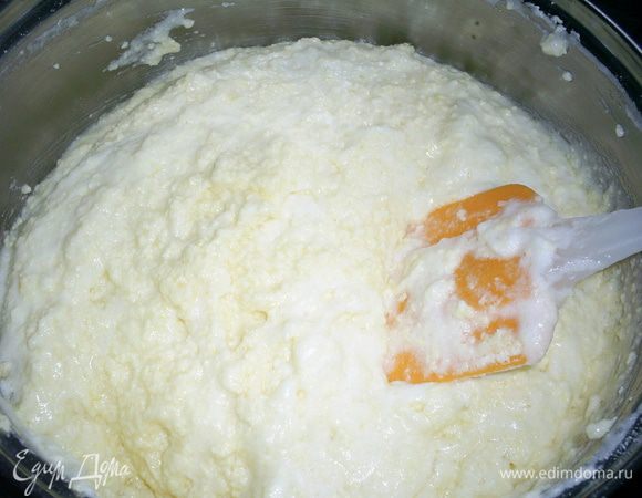 Взбиваем белки до устойчивых пиков. Проверочный тест: они не должны выпадать из емкости, в которой их взбивали, при ее переворачивании. Добавляем к масляной массе половину белков и аккуратно перемешиваем лопаткой. Затем добавляем остальные белки и снова перемешиваем.