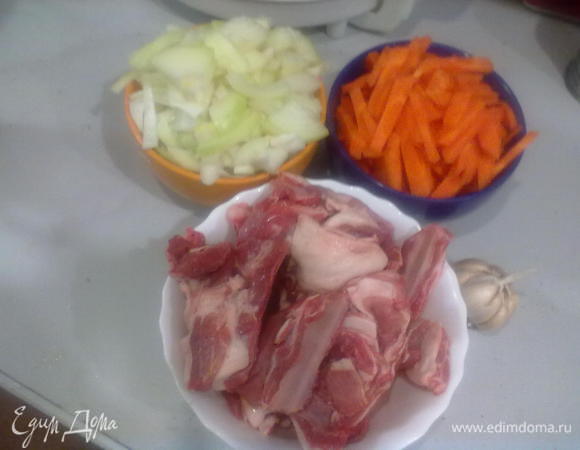 Мясо режем кубиками средней величины (с крупный грецкий орех), лук - полукольцами, морковь - соломкой (как картофель фри), ни в коем случае не трите морковку на терке, она тогда теряет весь свой сок, он испаряется, а сама морковочка теряет вид, и вкус блюда уже не тот.