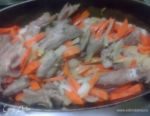 В казанке (у меня утятница) сначала хорошо обжариваем мясо, затем добавляем лук и  морковь, все хорошо перемешиваем, пока объем не уменьшится почти вдвое. Овощи за это время станут более мягкими.