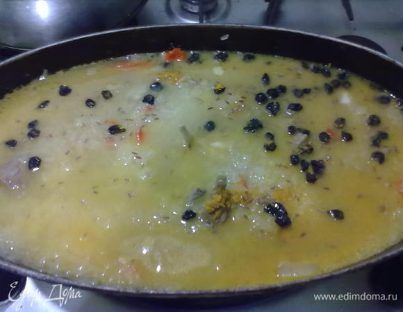 Теперь засыпаем промытый рис, вдавливаем посредине всей массы неочищенную целую головку чеснока, заливаем горячей водой так, чтобы покрыть содержимое казанка на 2 пальца, добавляем соль, перец, куркуму, зиру, барбарис, накрываем крышкой, уменьшаем огонь до минимума, ждем!