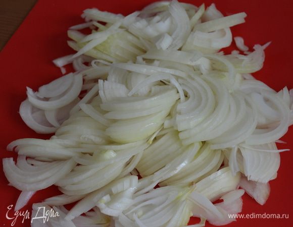 Очистим лук и нарежем его тонкими полукольцами.