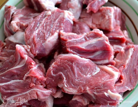 Мясо нарежем кусочками размером 3-4 см.