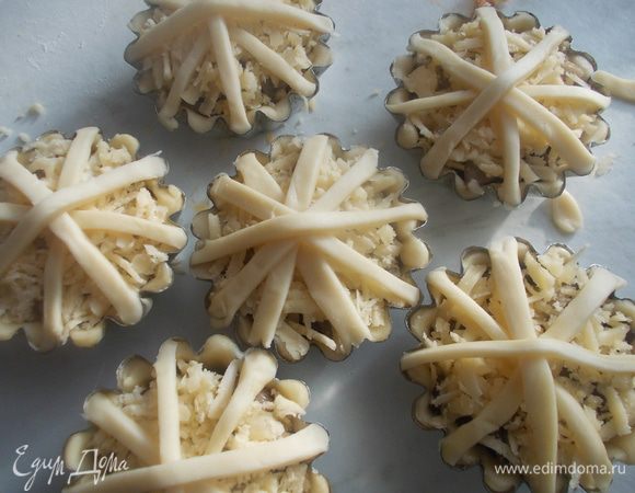 Из кусочков теста вырезать полосочки и уложить сверху.Смазать взбитым яйцом. Поставить в разогретую духовку 220С на 20-25 минут. Когда немного остынут достать из формочек.