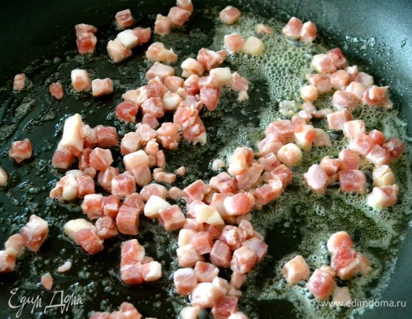 В сковороду кладем слив. масло и обжариваем до золотистого цвета кубики бекона.