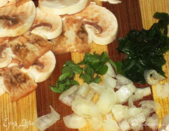 Грибы  нарезать тонкими пластинками.