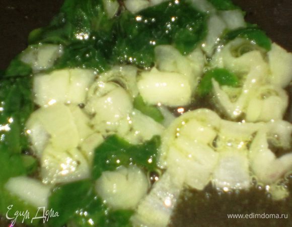 Мелко нарезать майоран,петрушку, лук-шалот  и   обжарить в 3 ст.л. оливкового масла.