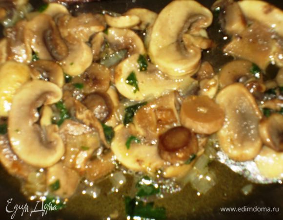 Добавить грибы, посолить , поперчить и тушить под крышкой 10 -15 минут.