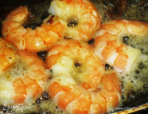 Креветки обжарить в оливковом масле 3 минуты.