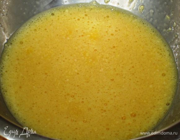 Взбить яйца с молоком.Добавить пармезан,посолить,поперчить.