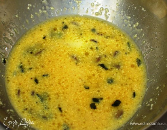 В яично-молочную массу добавить грибы и хорошо перемешать.