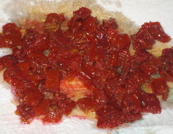 Помидоры мелко нарезать и выложить на бумажное полотенце.