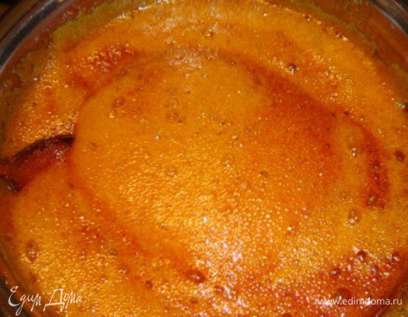 2 ст. ложки меда (с горкой) выложить в высокую кастрюлю и довести до кипения, помешивая. Всыпать 1 ч.л. соды, 200 г сахара, 2 ст. ложки воды и щепотку соли. Варим на среднем огне, помешивая до карамельного цвета, все время помешивая, это происходит очень быстро. Когда и пена стала яркого цвета - снимаем с огня, добавляем 40 г ложки маргарина (масла), промешиваем и ждём пока масса остынет.