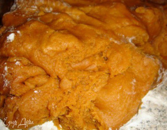 Вбиваем 2 яйца, хорошо промешиваем. Всыпаем 400 г муки мешаем ложкой, потом рукой. Тесто получается не тугое и немного липкое сначала. заворачиваем в плёнку и оставляем на 1 час. После посыпаем мукой стол, выкладываем тесто и режем на 8 частей, тонко раскатываем и выпекаем при температуре 200 гр. 5-7 мин.