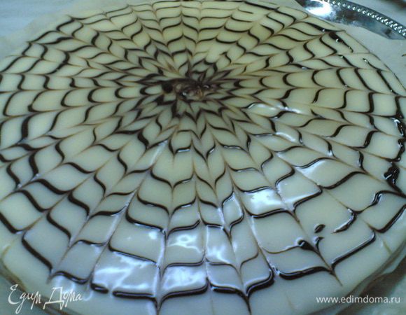 Растопить белый шоколад с 50 г сливок покрыть сверху торт, после растопить чёрный шоколад с 10 г сливок поместить в кулёк из пергамента срезать уголок и от середины торта рисовать спираль до краёв, после зубочисткой нарисовать рисунок поделив его на 8-16 частей чем больше тем мельче узор.
Убрать в холодильник на ночь