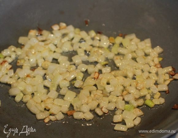 Лук мелко порубить и обжарить на оливковом масле