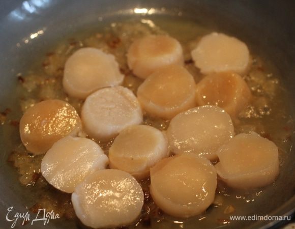 Влить к луку вино, посолить и поперчить...Выложить гребешки. Я их разрезала на 2 части. Готовить по 1 минуте с каждой стороны. 