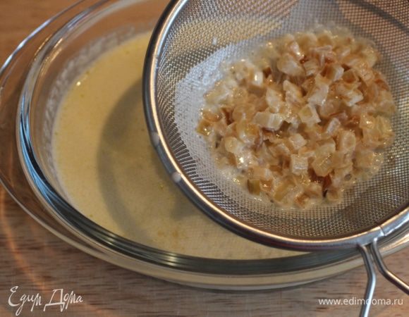 Гребешки залить соусом, процедив его через ситечко. Запечь в духовке на сильном огне 2-3 минуты.