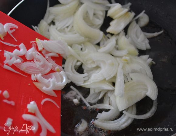 В оставшийся после жарки бекона жир выкладываем весь лук.