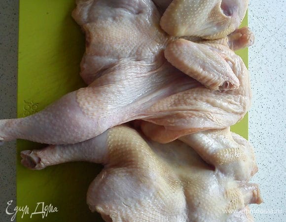 Цыплят вымыть, обсушить бумажным полотенцем. Если цыплята не разделаны, лучше разрезать вдоль хребта и вырезать его. Я покупала уже готовых, как на фото.