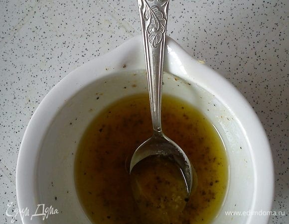 Смешать масло, соль и перец.