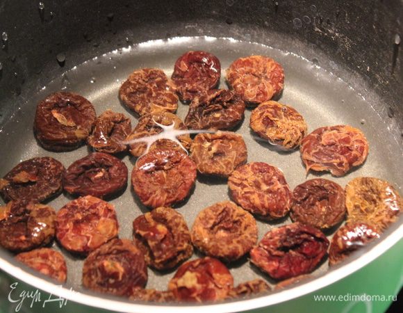 Разогреть духовку до 150 градусов!
Чернослив отварить до мягкости и размять вилкой или пюрировать в блендере, оставив для стуктуры небольшие кусочки.