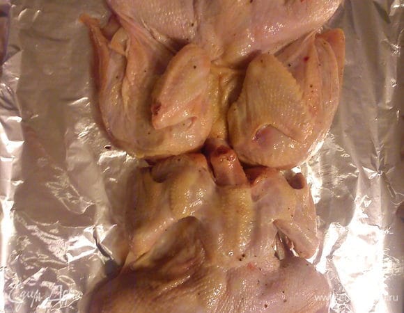 Застелить противень фольгой и выложить цыплят кожей вверх. Поставить под разогретый гриль на расстоянии 10-15 см. Жарить 20-25 мин. Я немного подстраховываюсь и кладу сначала кожей вниз на 10 минут.