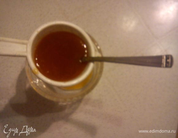 Если джем густой, прогреть его в микроволновке 2 мин. или в ковшике на плите. Процедить через ситечко.