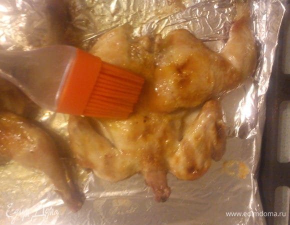 Вынуть цыплят и смазать их джемом. Отправить под гриль еще на 7-10 мин. Обязательно приглядывать, а то могут и подгореть!