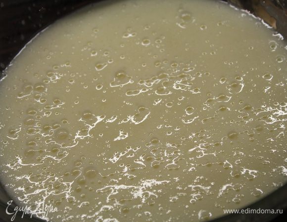 В другой чаше соединить до однородности венчиком яйца с сахаром и маслом.