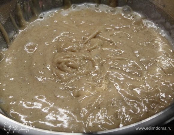 Соедините с мучной смесью.