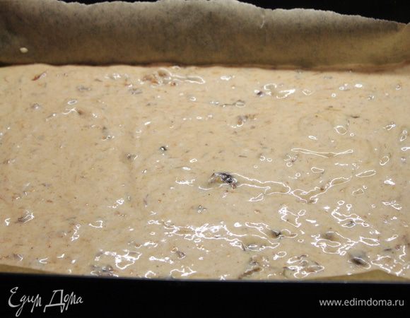 Форму выстелить бумагой, смазать слегка маслом и вылить тесто. Выпекать 35-40 минут.