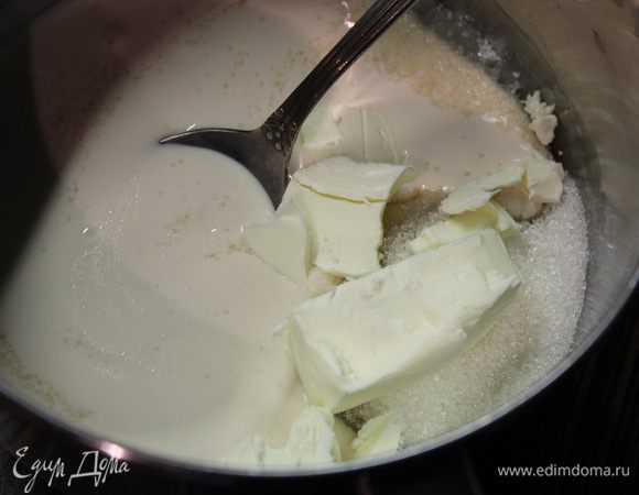 КАРАМЕЛЬ, Смешать в сотейнике все ингредиенты и дать прокипеть до загустения и изменения цвета на янтарный или светло-коричневый. Главное, она должна оставаться текучей, но густой...