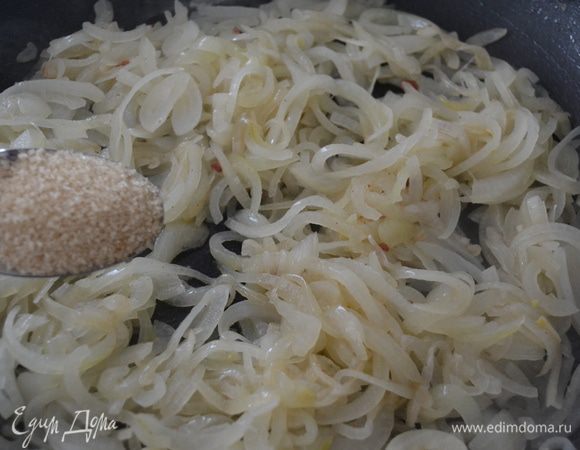 Добавляем к луку ложку сахара, и слегка карамелизируем лук.  