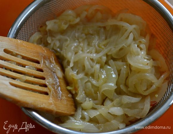 Готовый лук перекладываем в сито и слегка прижимаем лопаткой, чтобы отошла лишняя жидкость... 