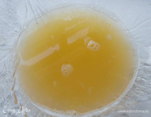 Из апельсина отжать сок.