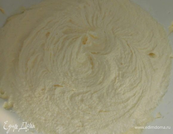 Разогреть духовку до 180 градусов. Размягченное масло немного взбить миксером, добавить сахар и взбивать еще 2-3 минуты. 