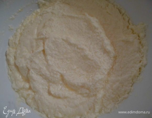 Продолжая взбивать, добавлять по 1 яйца. Масса немного свернется, но на конечном результате и вкусе это никак не отразится. Добавить ванильный сахар и апельсиновый сок. 