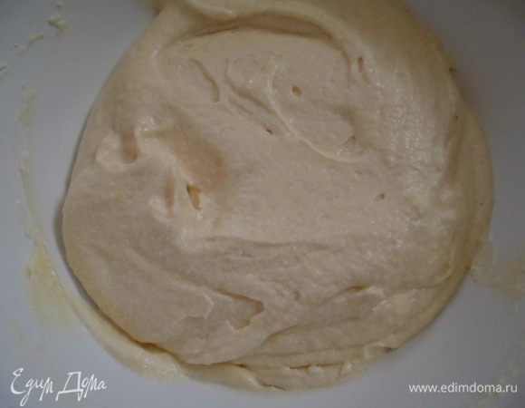 Просеять муку с солью и разрыхлителем в масляно-яичную массу. Тут уже можно перемешивать без миксера. Получается гладкое и кремовое тесто. 