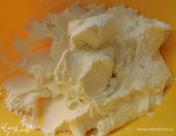 Для крема нужен мягкий творог. Мне очень повезло, у меня был домашний творог, который чудом получился очень однородным и нежным! Честное слово, он таким был в 1 раз! 