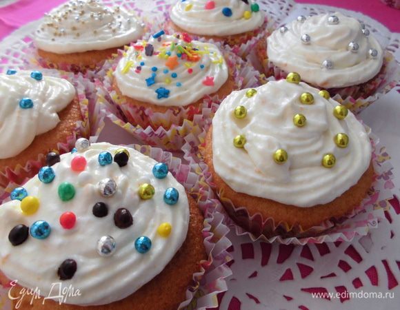 Готовые кексы( пока они еще не капкейки) оставить остывать, а затем украсить кремом с помощью кондитерского шприца. Я еще украсила бусинками и кондитерской посыпкой. 
Приятного аппетита!