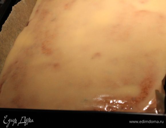 Дать немного остыть пирогу и залить карамелью поверхность. Охладить! Нарезать на пирожные или кусочки, если вы готовили в форме для торта.