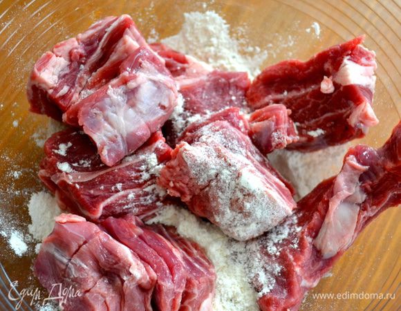 Кусочки мяса обваливаем в муке, лишнюю муку стряхиваем. 