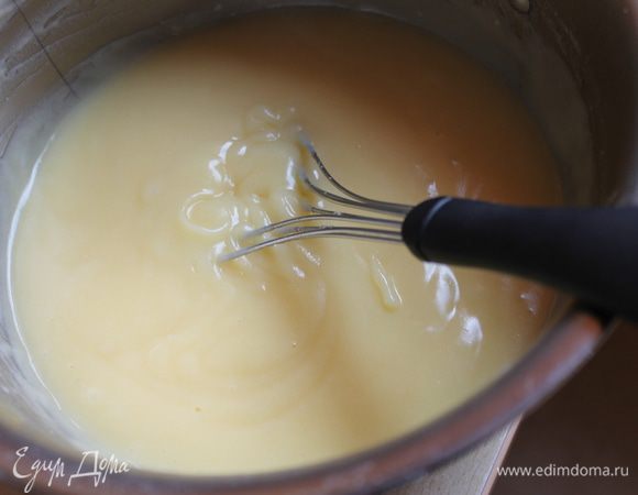 Делаем сначала крем: у всех, наверно, свой рецепт заварного крема... я сильно с ним не вожусь, у меня кастрюлька с двойным дном, поэтому я беру яйца, смешиваю с сахаром, мукой, крахмалом и добавляю молоко, все хорошо размешиваю и ставлю на маленький огонь. Постоянно помешиваю варю до загустения, затем убираю на холод. Когда остынет смешиваю с маслом и взбиваю.