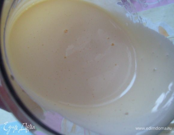 Взбить яйца с сахаром в пышную белую массу.